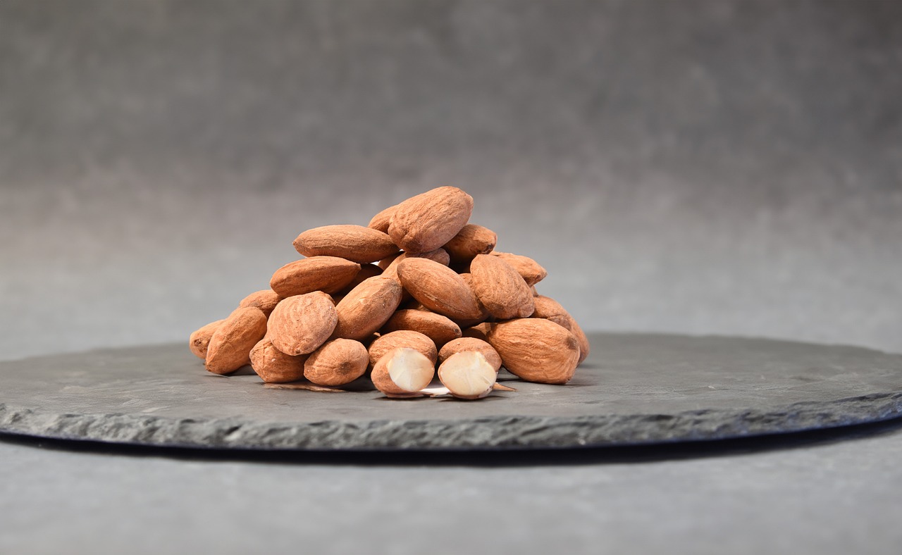 almond kernels, nuts, plate-8528457.jpg